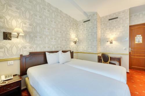 1 queen bed, 2 twin beds