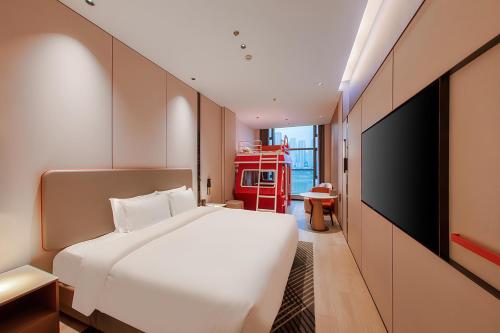 618790785 Holiday Inn Express Chongqing Nanbin Road by IHG