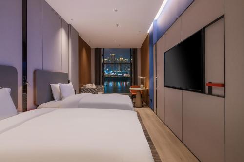 618790823 Holiday Inn Express Chongqing Nanbin Road by IHG