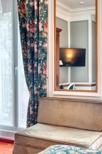Superior Double Room With Balcony and Arc de Triomphe View image 10