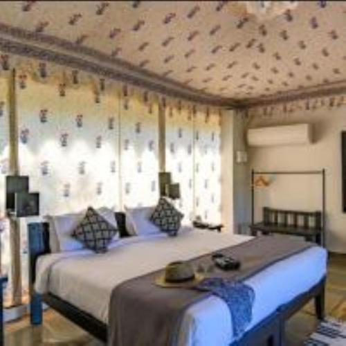 Deluxe King Suite image 9
