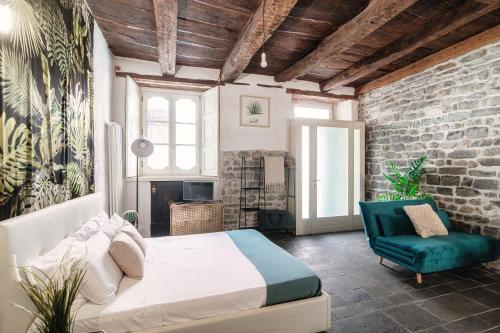 One-Bedroom Apartment image 9