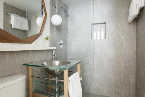 618793468 Kimpton Surfcomber Hotel by IHG