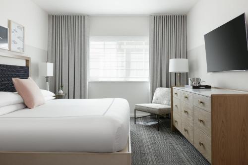 618793469 Kimpton Surfcomber Hotel by IHG