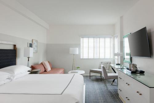618793470 Kimpton Surfcomber Hotel by IHG