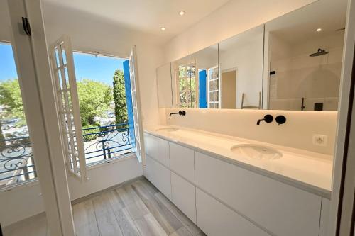 Charming House for Rent in Port Grimaud with Wi-Fi and Private Mooring Charming House for Rent in Port Grimaud with Wi-Fi and Private Mooring