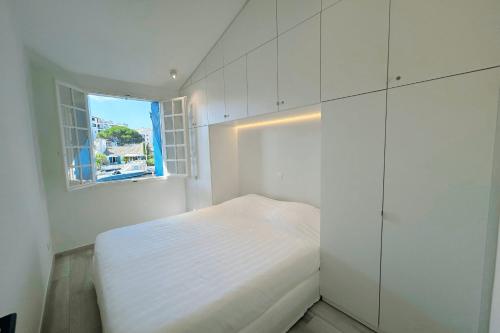 Charming House for Rent in Port Grimaud with Wi-Fi and Private Mooring Charming House for Rent in Port Grimaud with Wi-Fi and Private Mooring