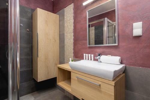 Exceptional Apartment with Balcony by Noclegi Renters, Cracovia (foto 5)