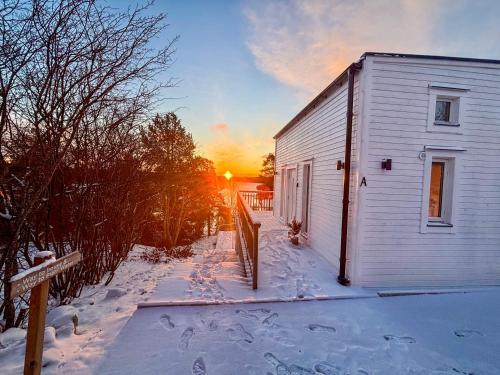 숙소 외관, Lakefront Villa with Private Dock and Sunset Views in 스카홀멘 / 쿤겐스 쿠르바