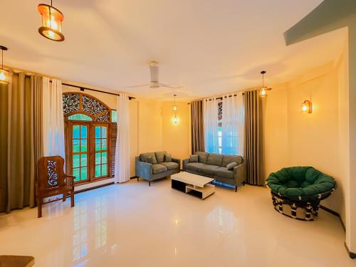 Large Twin Room image 9