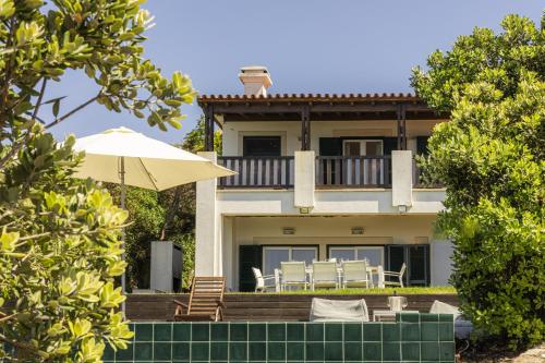 Coastal Charm Chalet by Cadenzalux in โคลาเรส