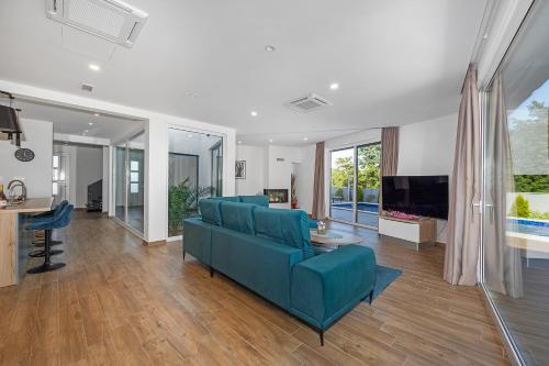 gedeelde lounge/tv-ruimte, Villa Pinus - Private Pool, Jacuzzi, Game Room in Cervar-Porat