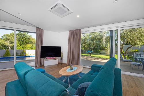 gedeelde lounge/tv-ruimte, Villa Pinus - Private Pool, Jacuzzi, Game Room in Cervar-Porat