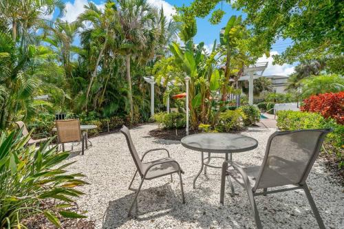 Longboat Key Beach House Beauty With Peek-a-views in Longboat Key (FL)