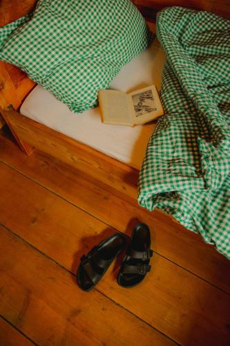 room detail thumbnail 2