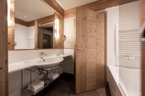 Post Alpina - Family Mountain Chalets - main image