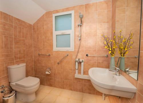 Beautiful 2BR Villa in JVT - image 13