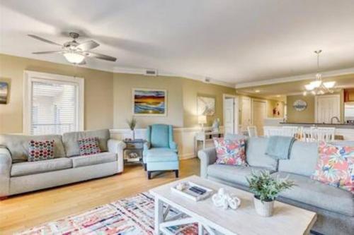 Downtown Tybee-Brass Rail-3 bed-2 covered parking Downtown Tybee-Brass Rail-3 bed-2 covered parking