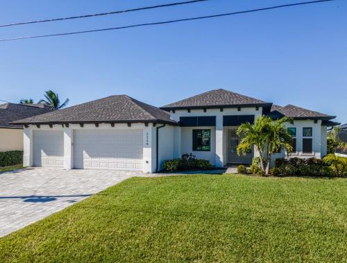 Gulf Coast Retreat 3BR Waterfront with Heated Pool