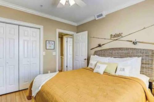 Downtown Tybee-Brass Rail-3 bed-2 covered parking Downtown Tybee-Brass Rail-3 bed-2 covered parking