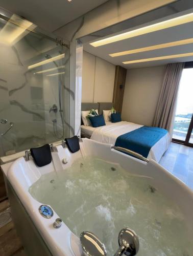 Hot tub, Haya Hotel & Spa in Wata Slam