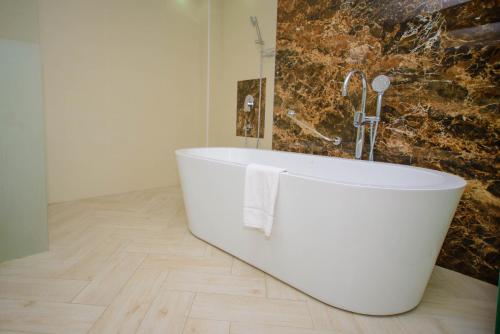 Pezsgőfürdő, Holiday Inn Dar Es Salaam By IHG in Dar es Salaam