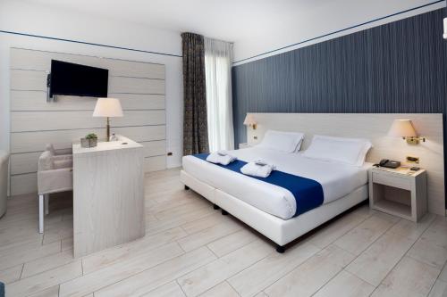 1 double bed, 2 twin beds