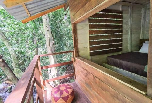 منظر, Knuckles Off-Grid Cabin With Waterfall View in جومارا