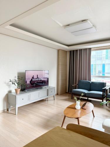 Gangnam Apartment 72m2 3 Bedrooms 2 Private Bathrooms Fully Furnished Apartment (1)
