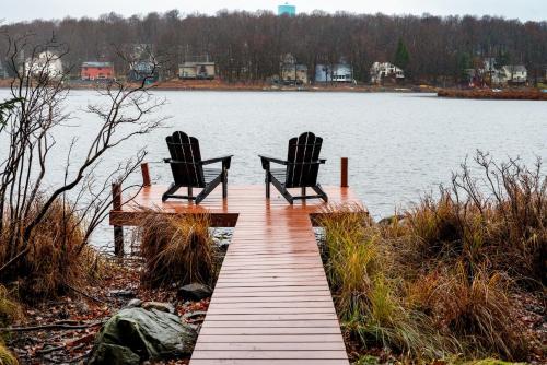 Lakefront Chalet - 3BR, Private Dock, Sleeps 10 in Tobyhanna, USA