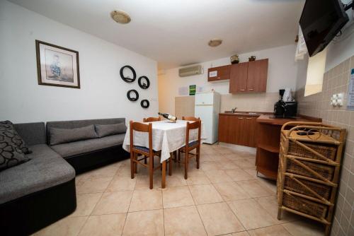 2 bedrooms, 5 beds