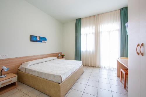 Double Room with Balcony image 3