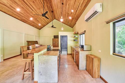 푸에르토 비에호 데 탈라망카 CariPro Apartments 4성급 게스트하우스 수영장