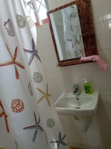 Alpha Rooms Single Bedroom Gome Fortress Business Center Dansoman Accra in ชอร์กอร์