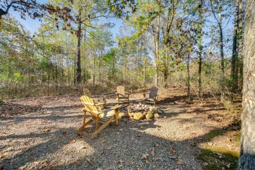 Hot Tub and Fire Pit Studio Cabin in Broken Bow! in Stephens Gap, USA