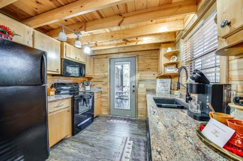 Hot Tub and Fire Pit Studio Cabin in Broken Bow! in Stephens Gap, USA