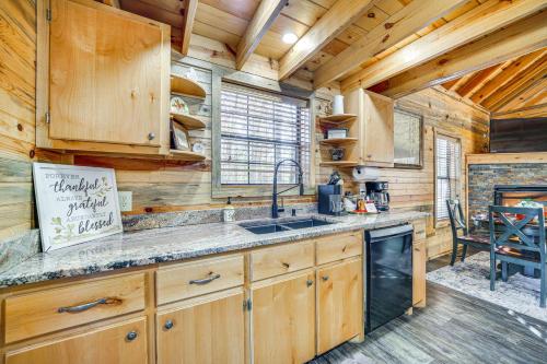 Hot Tub and Fire Pit Studio Cabin in Broken Bow! in Stephens Gap, USA