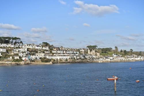 Apartment Sea Views & Terrace on Waters Edge Apartment Sea Views & Terrace on Waters Edge