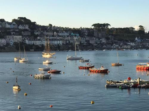 Apartment Sea Views & Terrace on Waters Edge Apartment Sea Views & Terrace on Waters Edge