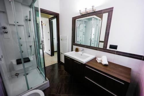Ducha, UpCerro Rent - Appartamento vicino Rho Fiera - Malpensa in Cerro Maggiore