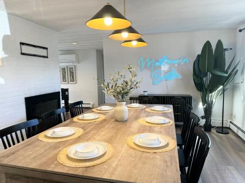 Spacious Poolside Boston Stay Sleeps 8 Pet Friendly in ฟรามิงแฮม (MA)