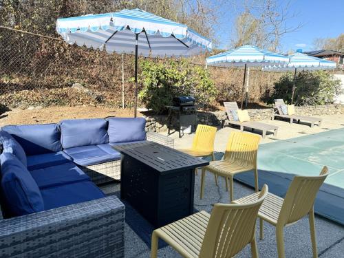 Spacious Poolside Boston Stay Sleeps 8 Pet Friendly in ฟรามิงแฮม (MA)