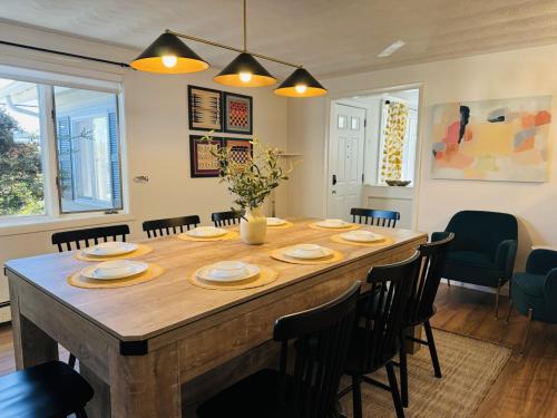 Spacious Poolside Boston Stay Sleeps 8 Pet Friendly in ฟรามิงแฮม (MA)