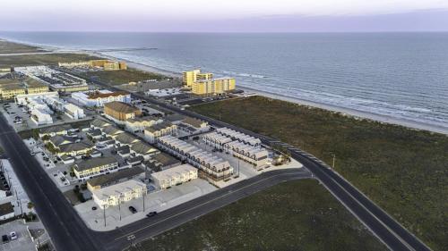 Walk to Beach Heated Pool BBQ Area Balcony Island