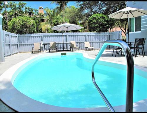 Las Olas 1BR Pool Free Parking Walk to Beach & Restaurants 1