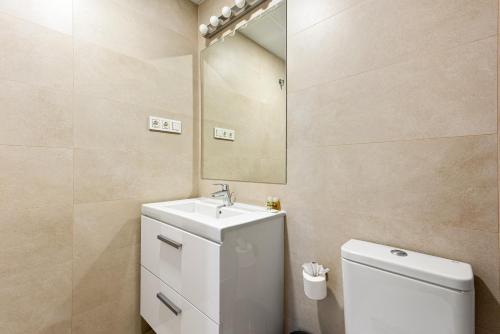One-Bedroom Apartment with City View image 9