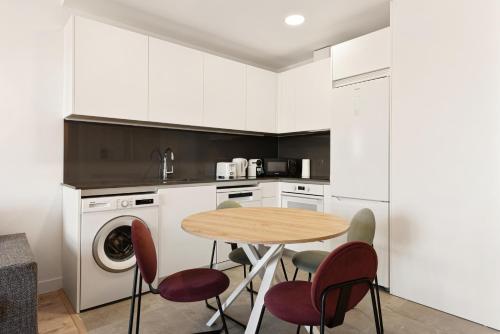 One-Bedroom Apartment with City View image 4