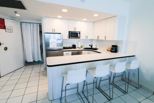 Castle 1133 Ocean view studio, Pool and Beach Access, FREE Parking, Tennis and more! in Miami Beach, USA