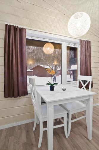 Traditional Cabin- Garden view image 9