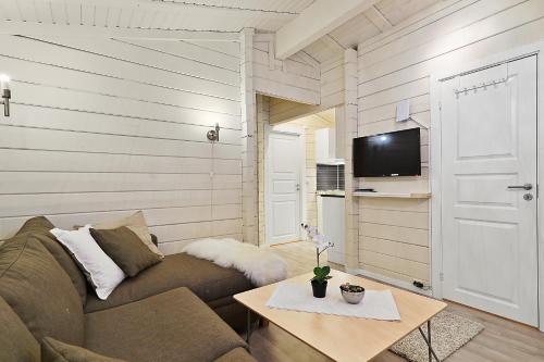 Traditional Cabin- Garden view image 8
